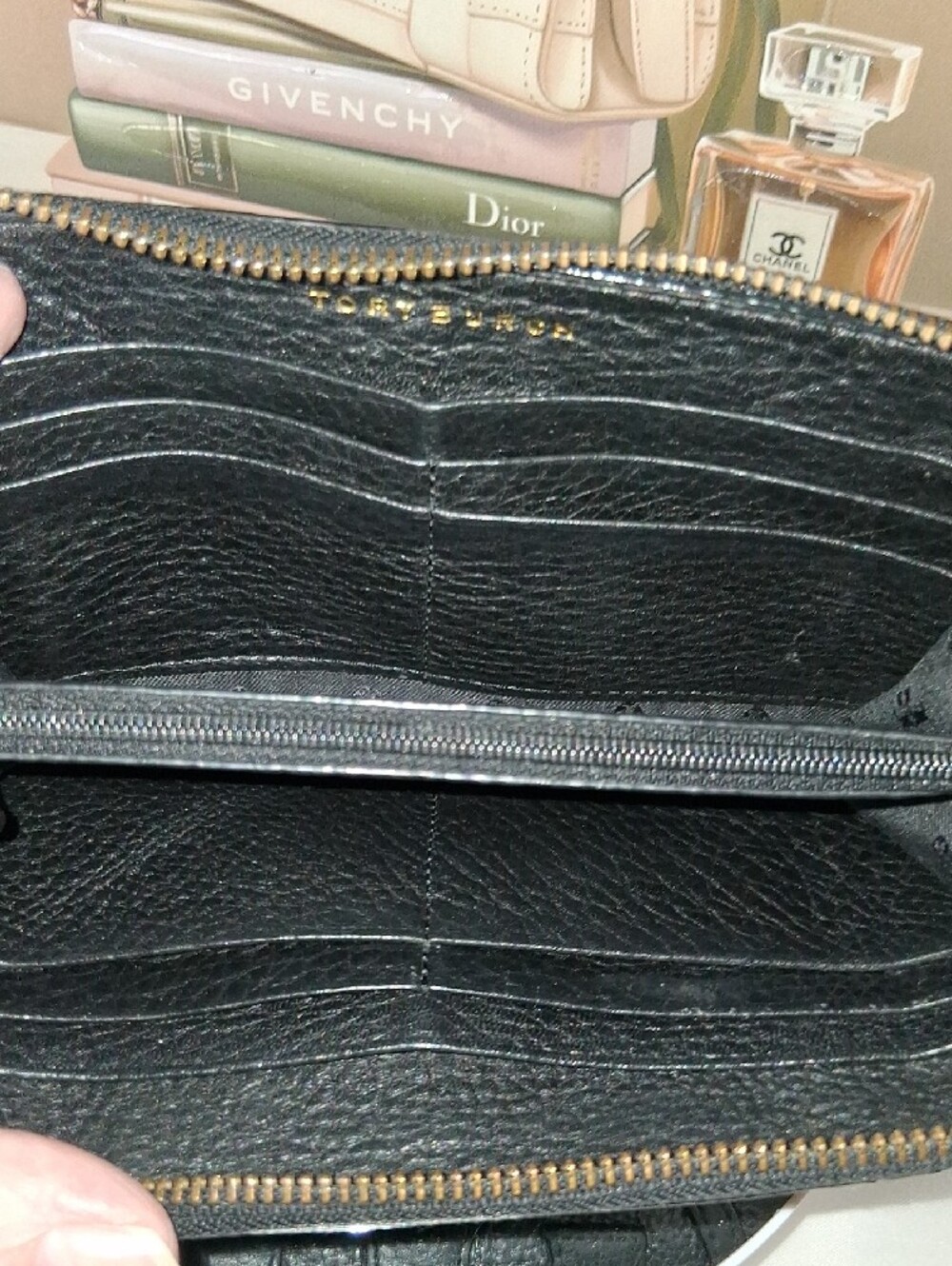 Tory Burch Black Pebbled Leather Zip Wallet with Embossed Logo - Picture 8 of 12